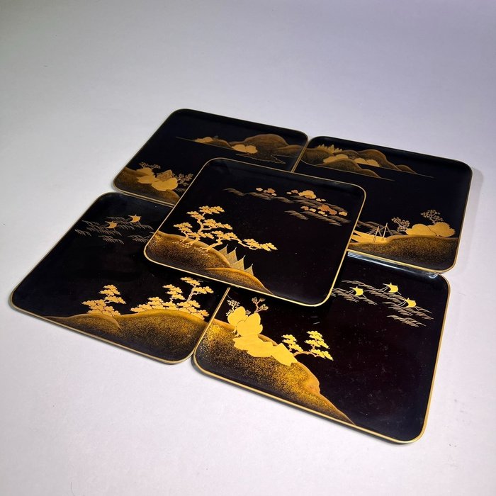 Tray (5) - 5 set of Antique Japanese "蒔絵 Makie" Trays - Lacquer, Wood, Gold plated