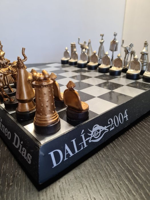 Salvador Dalí (after) - Juego de ajedrez (33) - metal, resina