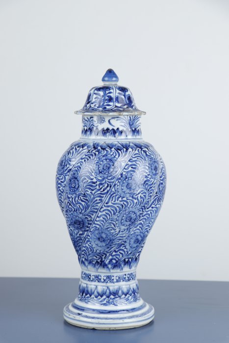 vaso con coperchio - Porcellana - Cina - Kangxi (1662-1722)