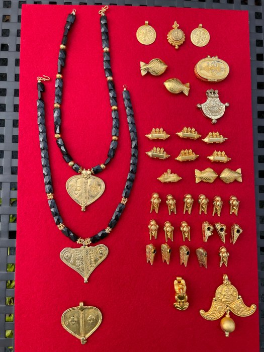Parti ed elementi di gioielli in argento placcato oro (39) - argento dorato - rappresentazioni figurative e ornamentali - India - inizio - fine del XX secolo        