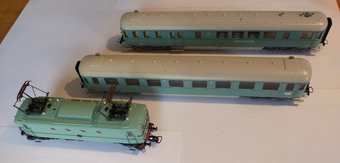 Roco H0 - 04157A - Locomotiva elettrica - Serie 1100 con due carri - NS