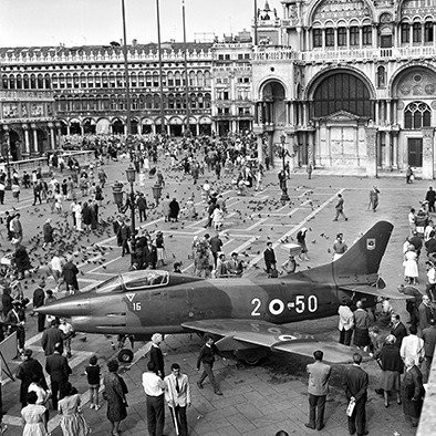 Camerapohoto Epoche/Vittorio Pavan - Aereo in Piazza S.Marco-Venezia anni "60.