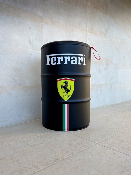 Schwarzer Fassstuhl mit Ferrari-Motiv (9/9) - PK Werks