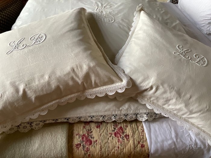  (3) DUVET COVER WITH 2 MATCHING PILLOW CASES. - 床罩 - 1.35 m - 1.2 m