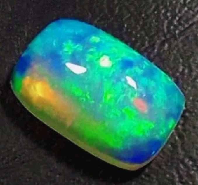 Pas de prix de réserve : Opale de feu d'Ethiopie de 1,69 carats . - Hauteur : 10.6 mm - Largeur : 7 mm- 0.338 g - (1)
