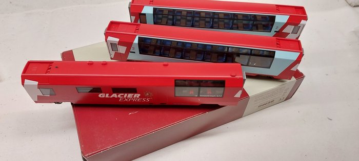 Bemo H0 - 3689-127/132 - Modellino di vagone ferroviario (3) - 3 vagoni “Glacier Express”. - RhB