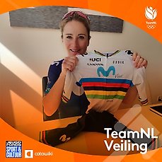 TeamNL – Le Tour de France Femmes 2023 – Annemiek van Vleuten – Gesigneerd en gedragen regenboogpak met rugnummers + COA