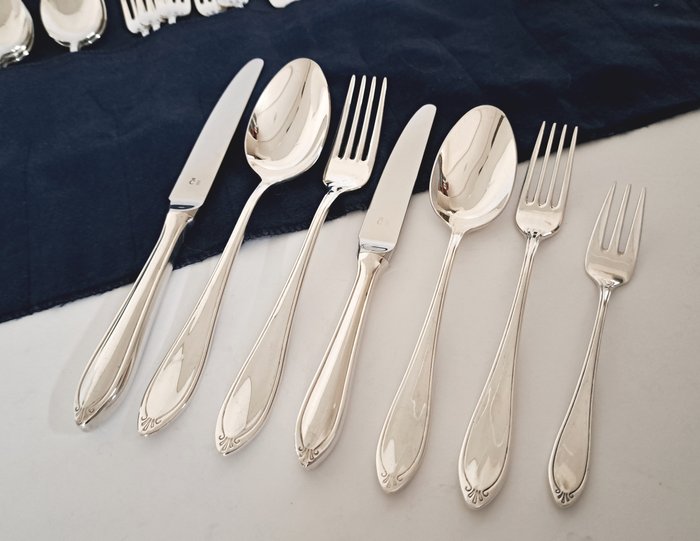 Christofle - Cutlery set (47) - Bestek 6-persoons + opdienbestek in originele bestekdoeken, model Versailles - Silverplate