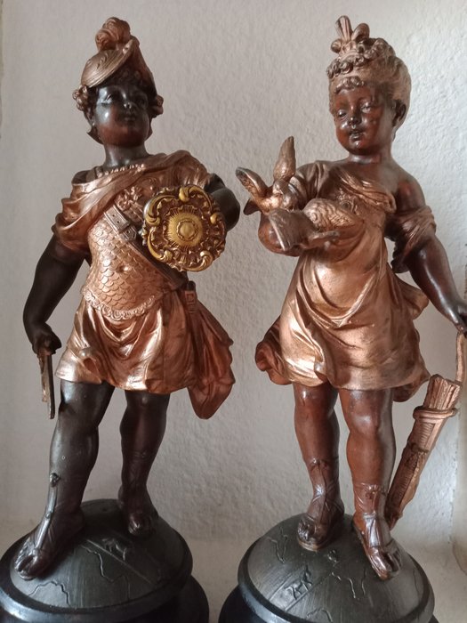 Skulptur, Allegorie Guerre et Paix - Enfants aux Glaive & Colombes - 40 cm - Rohzink, Braune und goldene Patina
