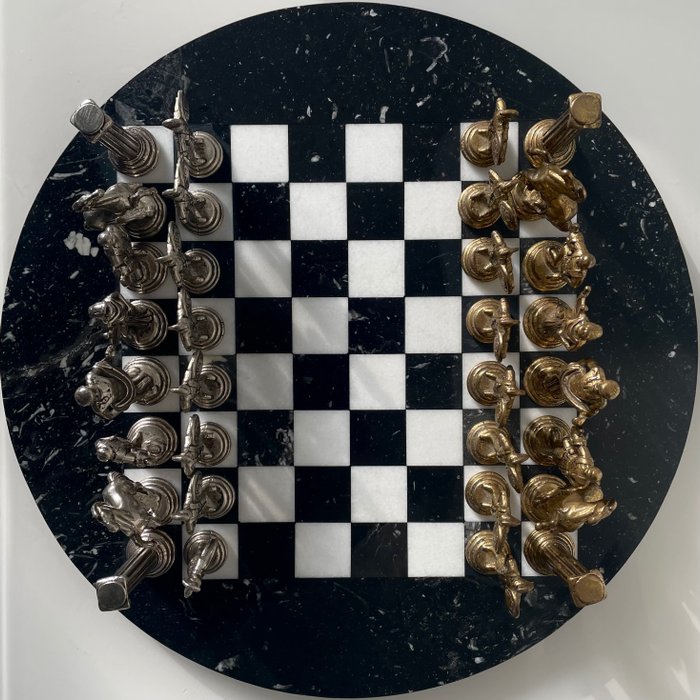 Tabuleiro de xadrez em mármore belga, complementado com