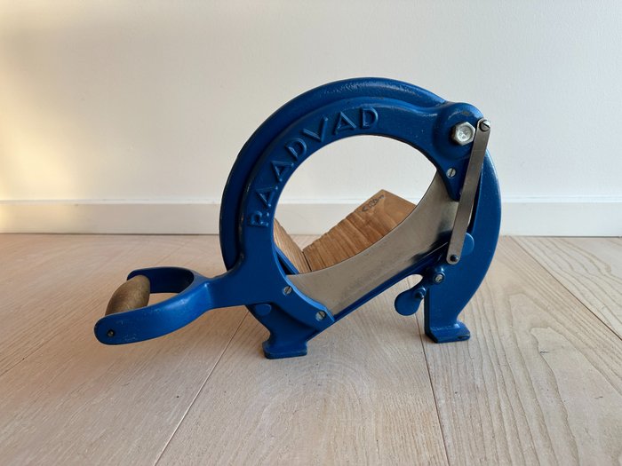 Raadvad - vintage, blue - Ove Larsen - 面包切片机 - 木材、铸铁和钢