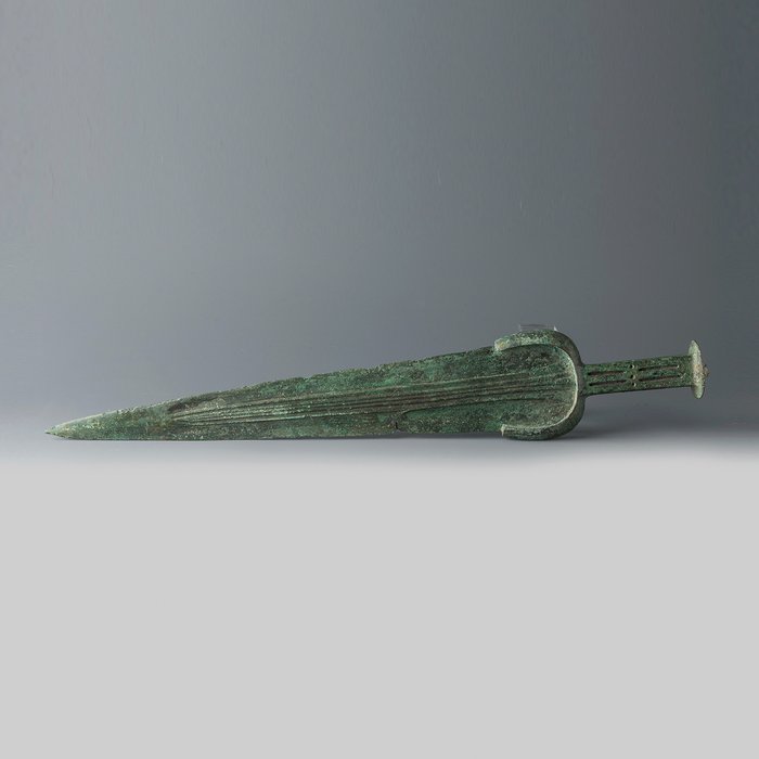 洛雷斯坦 黄铜色 大剑。非常扎实。公元前8世纪。 52 厘米长。