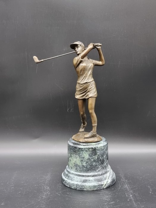 Jugadora de golf de bronce en mármol verde - Bronce, Mármol
