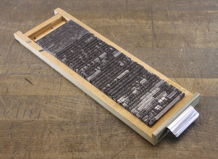 een letterbak gevuld met 2 alfabetten loden drukletters uit een oude Duitse drukkerij - Schubladenkommode - Aluminium, Blei, Holz