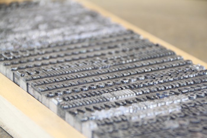 een letterbak gevuld met 3 alfabetten loden drukletters uit een oude drukkerij - Schubladenkommode - Aluminium, Blei, Holz