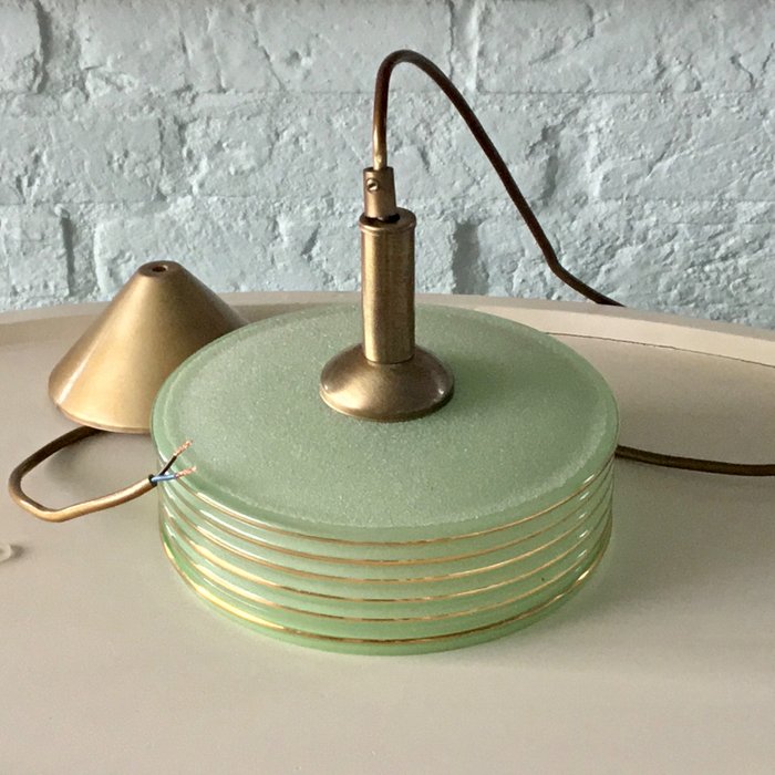 Lámpara colgante de granito verde con bordes decorativos dorados. - Art Déco - Vidrio