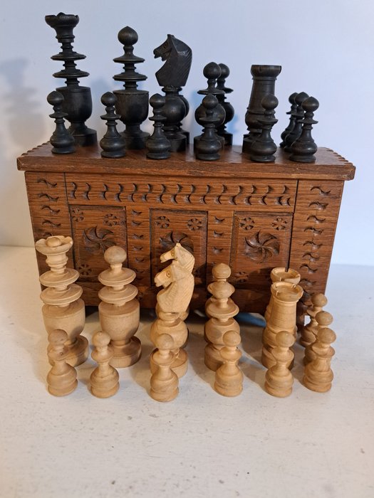 Schaakspel (3) - Antiek Régence schaakspel [ king 8 cm.]  + antieke opberkist - Hout