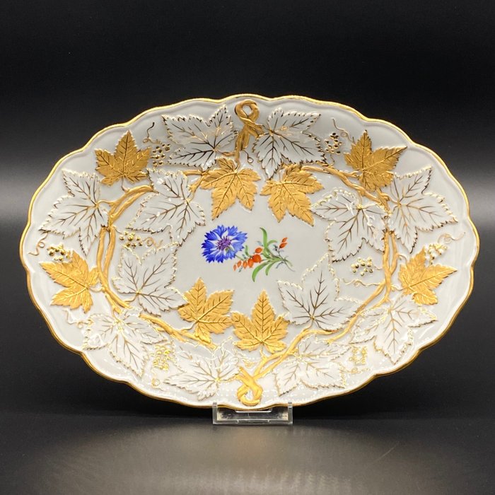 Ernst August Leuteritz - Meissen - Ciotola cerimoniale con fiore e oro (1) - Porcellana - 29 x 21 cm