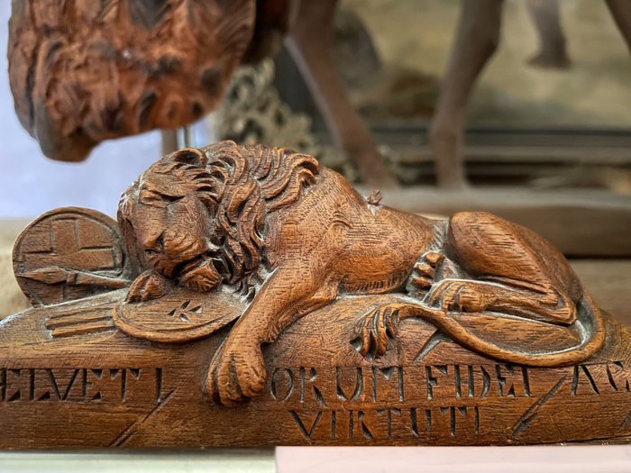 Figurine - Helvetiorum Fidei Ac Virtuti  Presse-papier Hout gesneden leeuw -  (1) - Bois