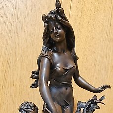 After Emile Bruchon (1806-1895) – sculptuur, “Protection” – 48 cm – Zinklegering