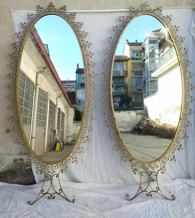 Espejo de pared - Par de espejos ovalados en hierro forjado dorado. -  Catawiki