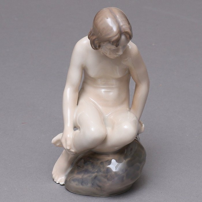 Royal Copenhagen - Ada Bonfils - 小塑像 - "Girl On Stone" - 瓷器