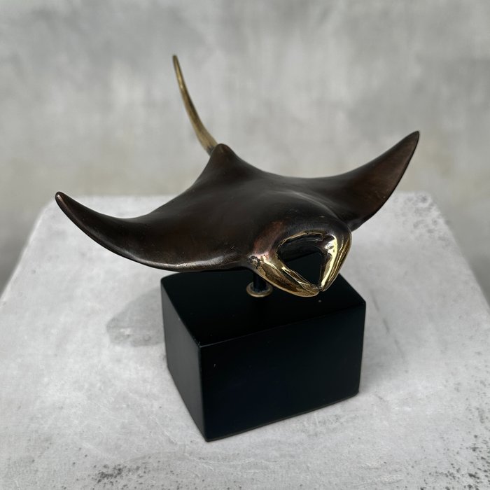 Veistos, NO RESERVE PRICE - Bronze Manta Ray Sculpture With Polished Accents on Stand - Home Decoration - 11.5 cm - Pronssi