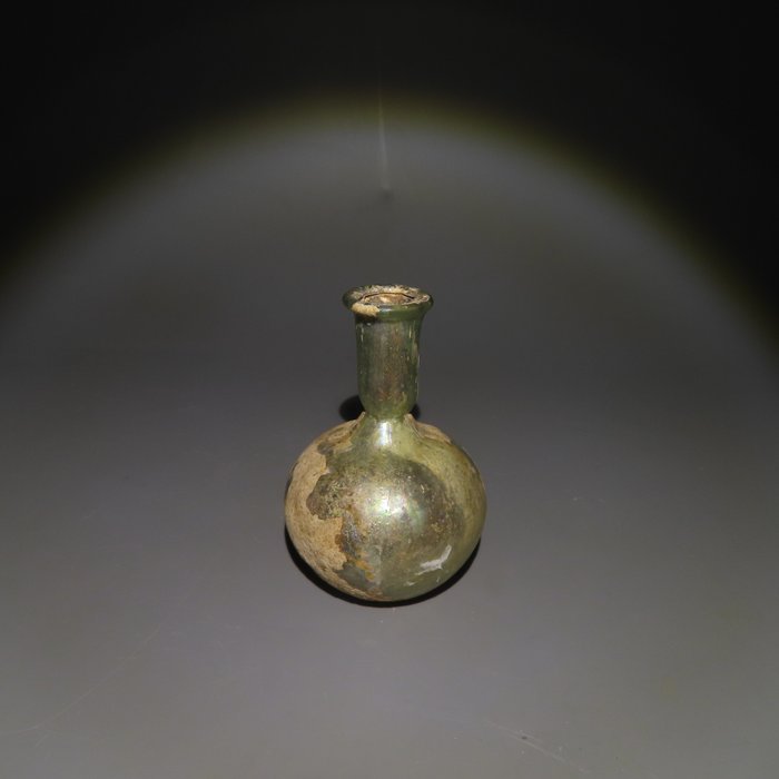 Epoca Romanilor Sticlă Ungüentarium, secolele I - III d.Hr. 7 cm Inaltime.  (Fără preț de rezervă)