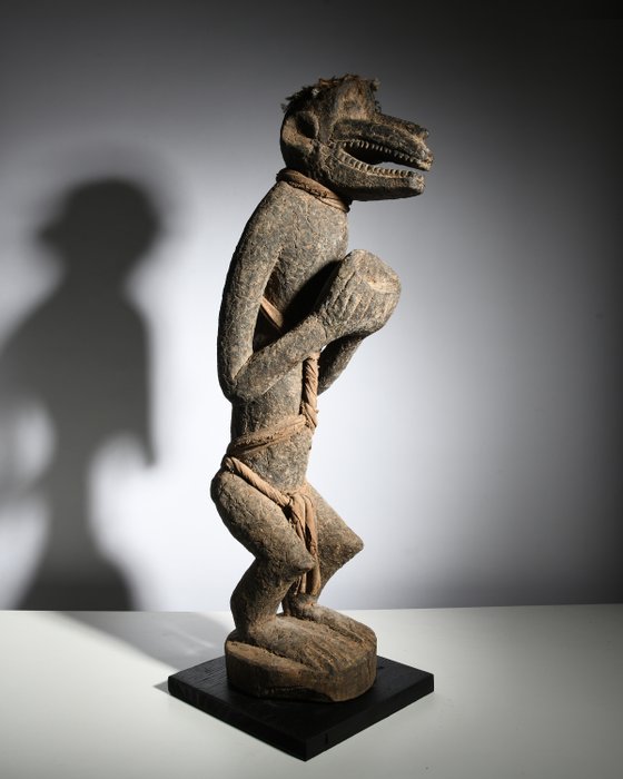 Scultura - Statua Baoulé di una scimmia che porta un'offerta - Mali