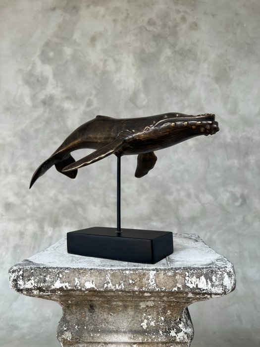 Staty, No Reserve - Bronze Patinated Whale Soaring on its Pedestal - 22 cm - Brons