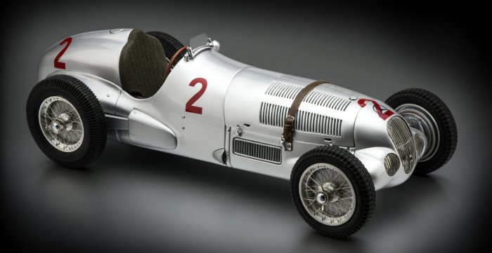 CMC 1:18 - 1 - Pienoismalliauto - Mercedes-Benz W125, #2 Hermann Lang, 1937 GP Donington. Limited edition ONLY 1,000 pcs