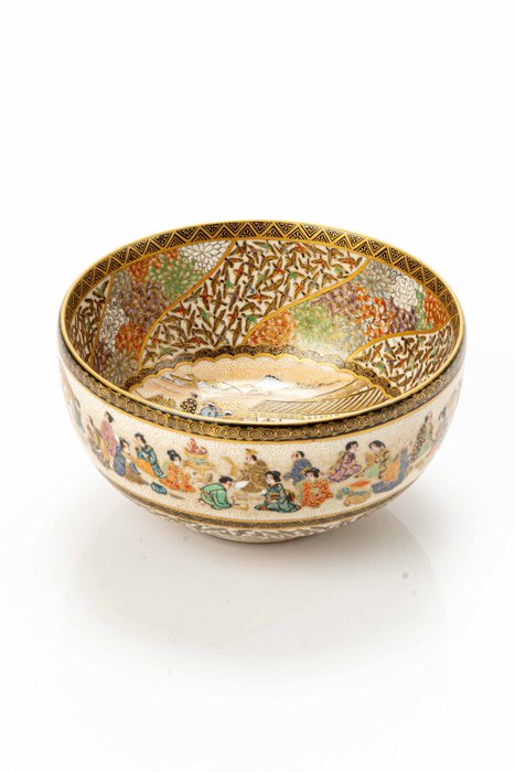 Tea bowl - A Fine Satsuma tea bowl of a rich decoration in gold and polychrome enamels with scene of daily life - Ceramic, Enamel, Gold