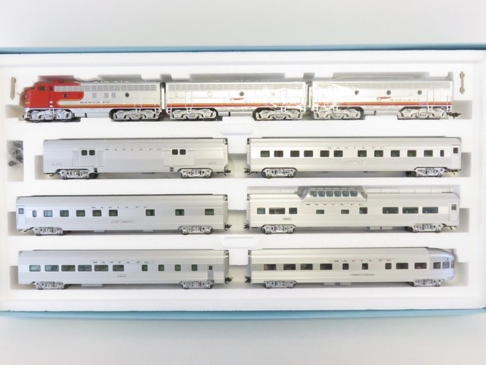 Märklin H0 - 26496 - Trenino elettrico - Set di treni passeggeri "Super Chief" da nove pezzi con illuminazione della carrozza - AT&SF