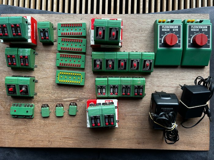 Fleischmann H0, N - 519/6710/-20/6920/-21/-22/-24/-27/-40/-41/6956 - Model train control unit (33) - transformers, switches