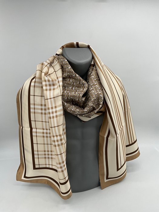 Burberry - MAJESTUEUSE //TB//archives.  210/70 cm - 围巾