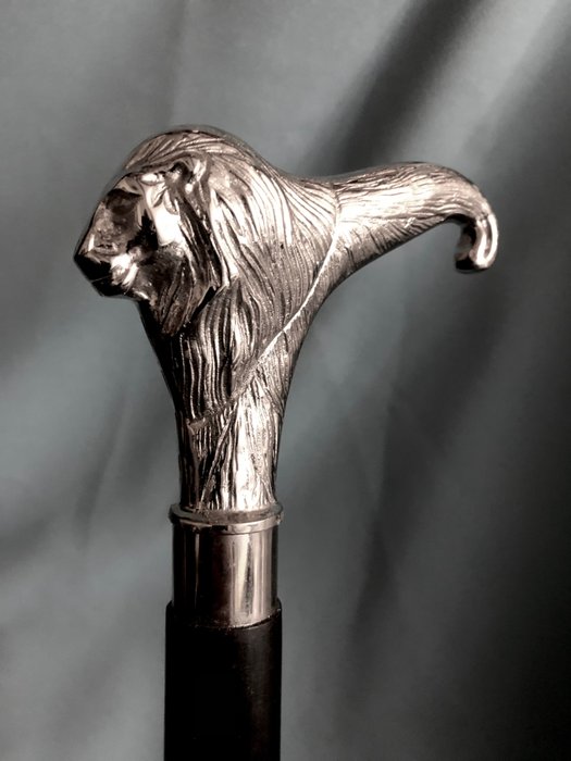 Bastone da passeggio - Un insolito bastone da passeggio per autodifesa.  Maniglia disegnata come un leone maschio, in - ottone argentato e legno  nero - Catawiki