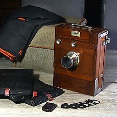 DUBRONI 13/18 camera met tas en volledig toebehoren (1895). Balg