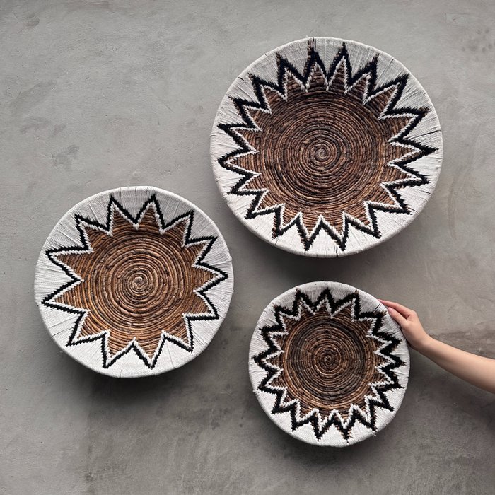 墙面装饰 (3) - NO RESERVE PRICE - C - Set of 3 exquisite woven wall discs - 黑白颜色-香蕉茎及天然纤维 - 印度尼西亚