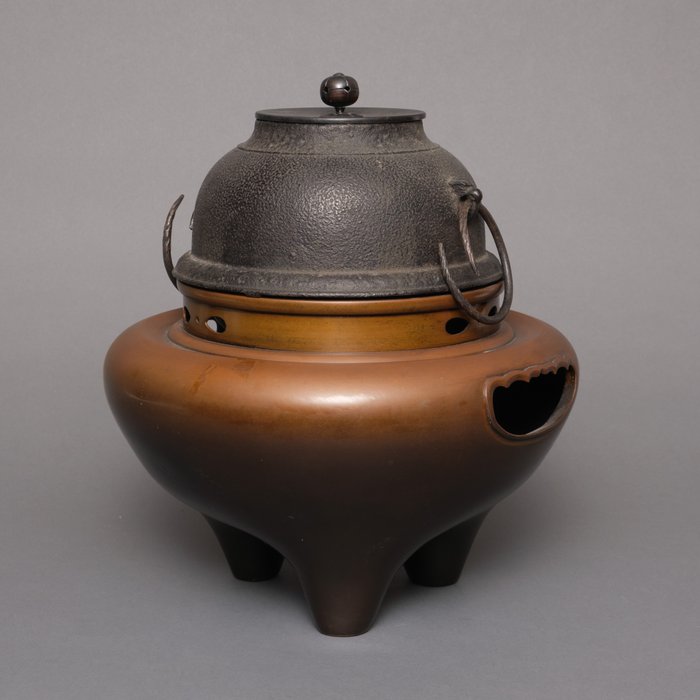 Bollitore per acqua -  Chagama 茶釜 (bollitore per il tè in ferro) & furo 風炉 (braciere portatile per far bollire l'acqua per - Bronzo, Ferro (ghisa/battuto)