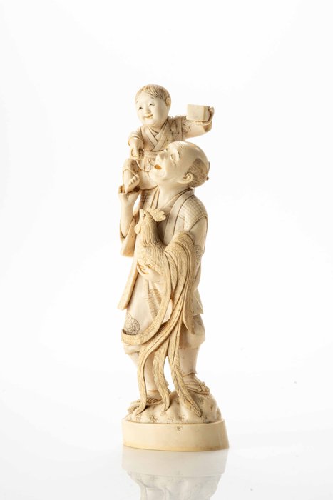 Elfenbein, Roter Lack - Signed Hōzan 芳山 - A lovely ivory okimono depicting a farmer holding a rooster and a child on his shoulder - Meiji-Zeit (spätes 19. Jahrhundert)