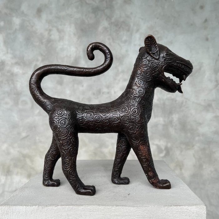 Sculptură, Sculpture, Gorgeous Walking Benin Leopard Sculpture - Link to video of product in description - 26 cm - Bronz