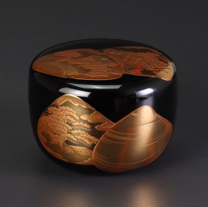 Okamoto Yosai (b. 1932) - Natsume - Very fine natsume with landscapes in shells maki-e design - including inscribed tomobako - Lacca, Legno, Oro