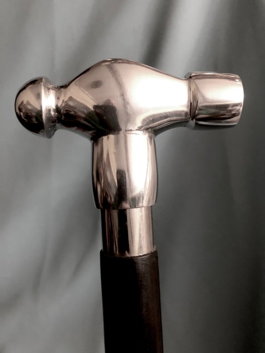手杖 - 手杖，手柄设计为镀银黄铜锤子 - 镀银黄铜和黑木