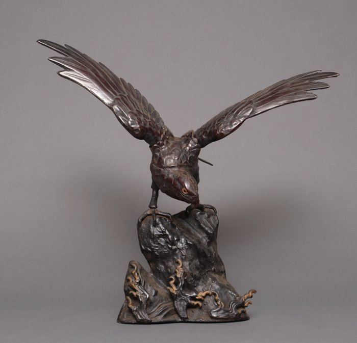 Hierro (fundido) - Nice bronzed cast iron okimono of a hawk perched on a rock. - Segunda mitad del período Shôwa (1950-1989)