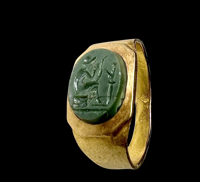 Romerska antiken Gult guld, med en intaglio sten föreställande Apollo Ring