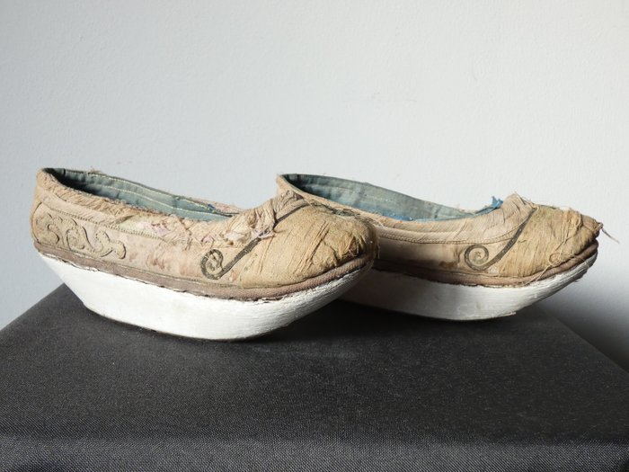 Chaussures chinoises soie brodée pieds bandés - silk fabric - China - XIX -  Catawiki