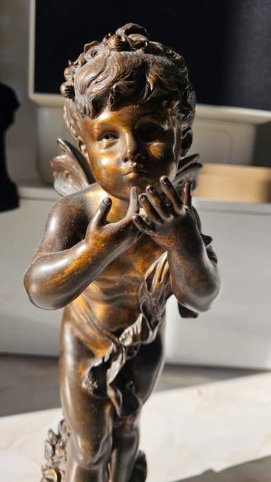 D'après Auguste Moreau (1834 - 1917) - Sculpture, 'Fée embrassant' - 43 cm - Bronze - Première moitié du XXe siècle