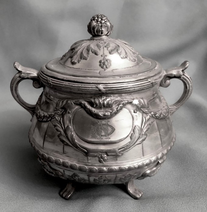 Christofle, Gallia - Tea caddy/ doboz (3) - Egy kiváló XVI. Lajos tea caddy, gazdagon díszes felülettel. Kiváló minőségű termék - Ezüstözött