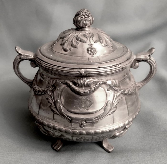 Christofle, Gallia - Tea caddy/ doboz - Egy kiváló XVI. Lajos tea caddy, gazdagon díszes felülettel. Kiváló minőségű termék - Ezüstözött