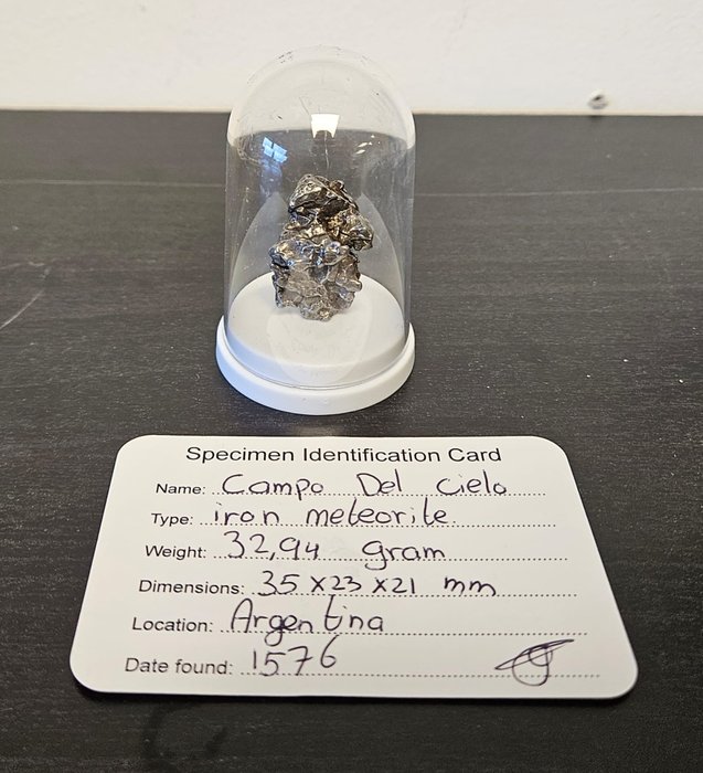 Wunderschöner Eisenmeteorit von Campo Del Cielo - Auf einem schönen Sockel - Höhe: 35 mm - Breite: 23 mm - 32.94 g - (1)